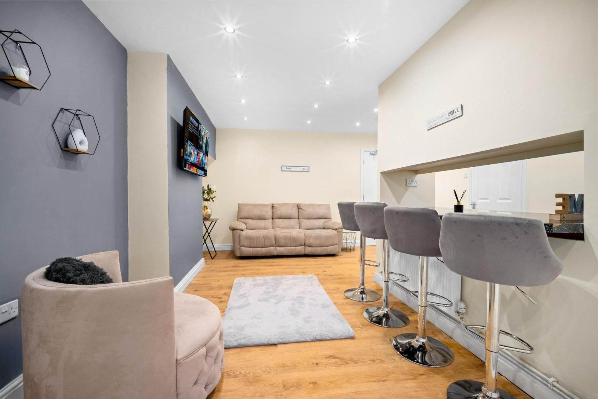 Harborne House, Perfect For Contractors & Families, Sleeps 8 Holiday home Birmingham